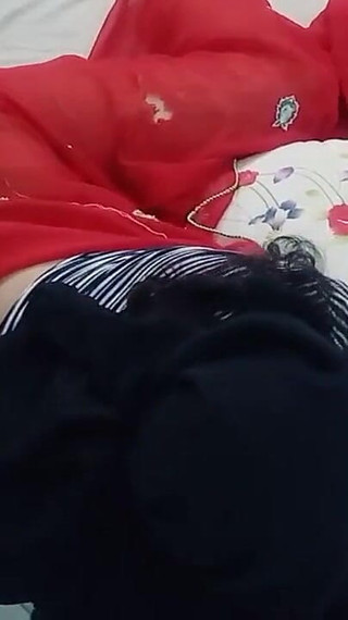 XXX منتديات الباكستانية غير الشقيقة (أخت) سارة تم استدعاؤها من الهند إلى لاهور و بوسها كان مارس الجنس كثيرا