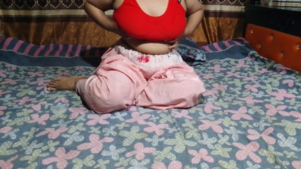 ذهب الأخ الأصغر والأخت غير الشقيقة إلى غرفة نومها لممارسة الجنس