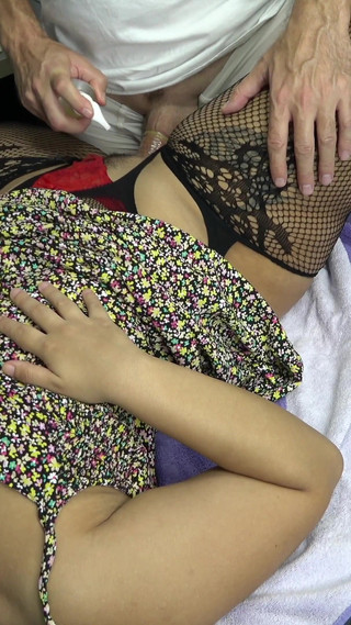 المدلك يمارس الجنس مع كس الزوجة المشعر على سرير التدليك