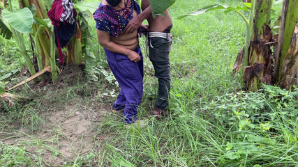 أرى زوجتي تتجه نحو مزرعة الموز، لقد تبعتها وعانقتها وبدأت في ممارسة الجنس معها في المزرعة