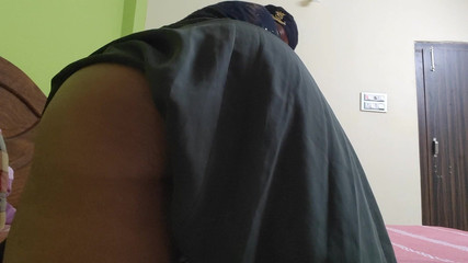 فتاة مسلمة ذات صدر جميل وجسم مثالي تشعر بالإثارة