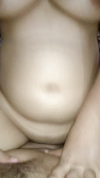 ركوب على الجزء العلوي من ديك داسي مثير غير الشقيقة صديق