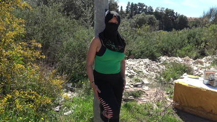 عاهرة جزائرية تظهر منطقة عملها في ضواحي مرسيليا