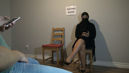 زوجة عربية غضبت مني - لقد تومضت واستمنت قضيبي أمامها