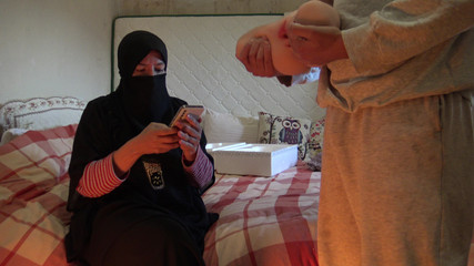 زوجة عربية سعودية تخبر ابن زوجها العذراء كيف يمارس الجنس مع دمية جنسية تانتالي