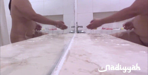 زوجة السمين العربية الجميلة مع كبير الثدي الاستحمام