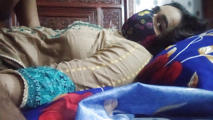 يمارس الجنس مع الفتاة الرومانسية الساخنة والمثيرة للغاية مع ممارسة الجنس الشرجي والجمل