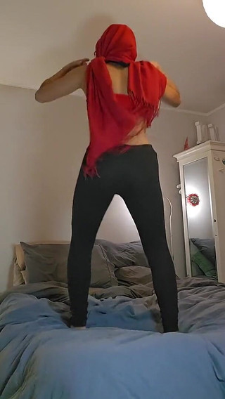 القفز على سريري حتى أنفاسي الأخيرة ميا النقاب