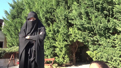 تمت معاقبة اثنين من الفاسقات بتهمة التعدي على ممتلكات الغير