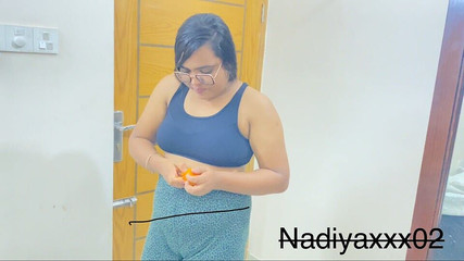 الأخت الكبيرة والأخ غير الشقيق، تأتي الأخت الكبيرة وتلعب بنفسها