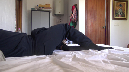 خادمة جزائرية تمارس الجنس مع قضيب أسود كبير في فندق فرنسي