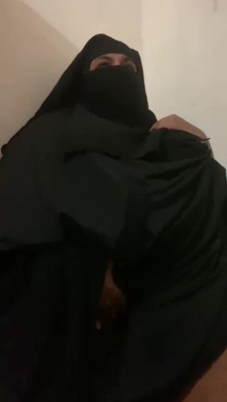 فتاة عربية رومانسية