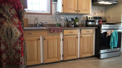 أنا أمارس الجنس مع زوجة الأب الباكستانية في وقحة المطبخ قبل وصول زوج الأم