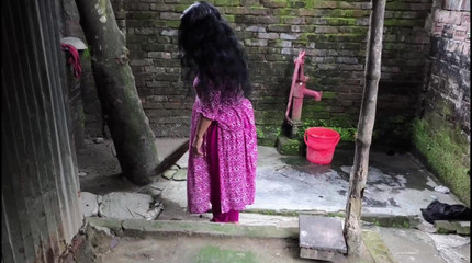 أرى أن زوجتي كانت تنظف الحمام لذا احتضنتها وبدأت في ممارسة الجنس مع مؤخرتها