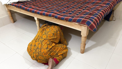 لقد عانقت الخادمة في منزلي وبدأت في ممارسة الجنس