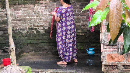 رأيت ستيبونتي أثناء الاستحمام وعانقتها وبدأت في ممارسة الجنس