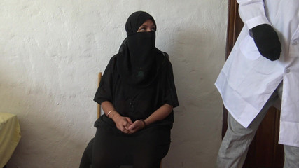 زوجة عراقية مسلمة تصاب بالصدمة عندما تزور طبيباً أفريقياً في لندن