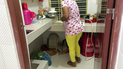 أرى ستيبونتي تدخل المطبخ وتنظف، احتضنتها وبدأت في ممارسة الجنس