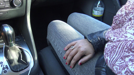 فتاة جزائرية تعطي وظيفة يدوية لرجل فرنسي منحرف مع قضيب صغير