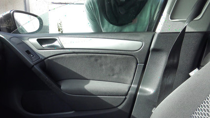 عاهرة جزائرية مع سائحة في سيارتها في إحدى ضواحي مرسيليا