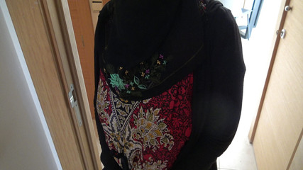 امرأة بريطانية مسلمة تدخل فندقًا في ليفربول