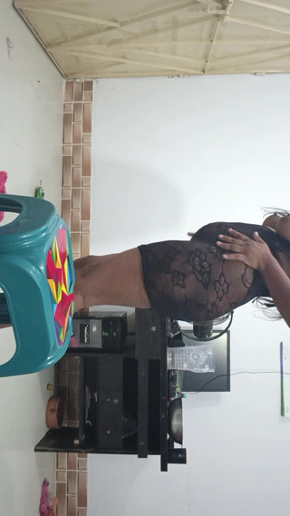 منتديات فاتنة يظهر في فستان ضيق