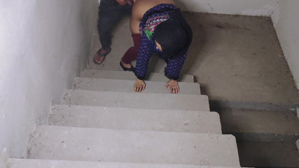 لقد مارس الجنس صديقته على الدرج