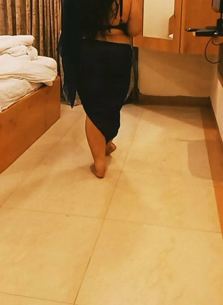 صديقة السمين الهندية تمشي في حركة بطيئة، وتظهر بشكل حسي انقسامها الضخم