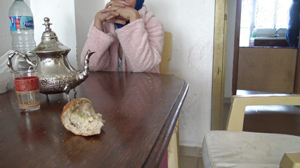 امرأة عربية تظهر كسًا مشعرًا لابن زوجها المراهق