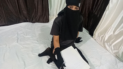 تمت معاقبة فتاة مسلمة ترتدي الحجاب بسبب واجباتها المدرسية