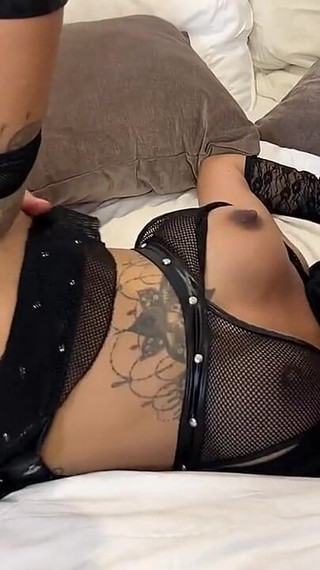 فتاة عربية مع الحجاب استغل من قبل الرجل الأبيض