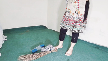 غرفة تنظيف خادمة مثيرة وإغواءكم جميعًا، الحديث الهندي القذر