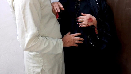 مارس الجنس مع صديقته المسلمة غير المتزوجة عن طريق الاتصال به في غرفة الفندق